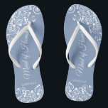 Tongs Dentelle blanche sur Dusty Blue Maid of Honor Mari<br><div class="desc">Ces belles tongs mariages sont une excellente façon de remercier et de reconnaître votre bonne d'honneur tout en lui épargnant les pieds en même temps. Décoré dans un style élégant, il est orné d'un arrière - plan bleu poussiéreux et d'une dentelle blanche fleurie. L'élégante lettre d'écriture dit Maid of Honor...</div>