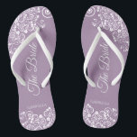 Tongs Dentelle blanche sur Dusty Purple Le Mariage marié<br><div class="desc">Dansez la nuit avec ces belles tongs mariages. Conçus pour la mariée, ils présentent un design simple mais élégant avec des lettres de script fantaisie sur un violet poussiéreux, lavande, ou couleur lilas arrière - plan et des boucles et tourbillons en dentelle blanche. Belle façon de rester chic et approprié...</div>