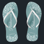 Tongs Dentelle blanche sur Turquoise Elegant Bridesmaid<br><div class="desc">Ces belles tongs mariages sont une excellente façon de remercier et de reconnaître vos demoiselles d'honneur tout en sauvant leurs pieds en même temps. Dispose d'un design simple mais élégant, avec une dentelle blanche et fleurie filigree sur un arrière - plan turquoise. L'élégante lettre du script lit Bridesmaid avec son...</div>