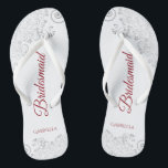 Tongs Dentelle d'argent simple et Mariage de servante de<br><div class="desc">Ces tongs de mariage élégants sont une excellente façon de remercier et de reconnaître vos demoiselles d'honneur, tout en donnant à leurs pieds un repos après une longue journée. Le design élégant est orné de dentelles gris argenté sur un arrière - plan blanc et d'une écriture manuscrite rouge chic. Le...</div>
