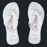 Tongs Dentelle d'argent simple et script rouge Le Mariag<br><div class="desc">Dansez la nuit avec ces belles tongs mariages. Conçues pour la mariée, elles présentent un design simple mais élégant avec des lettres en rouge crimson sur un arrière - plan blanc et des boucles et des tourbillons en dentelle gris argent fantaisie. Belle façon de rester chic et approprié tout en...</div>
