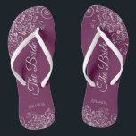 Tongs Dentelle d'argent sur Cassis Purple Le Mariage de<br><div class="desc">Dansez la nuit avec ces belles tongs mariages. Conçues pour la mariée, elles présentent un design simple mais élégant avec des lettres de script gris pâle sur un arrière - plan couleur cassis violet, magenta ou baies et des boucles et tourbillons gris argent fantaisie. Belle façon de rester chic et...</div>