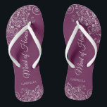 Tongs Dentelle d'argent sur Cassis Purple Maid of Honor<br><div class="desc">Ces belles tongs mariages sont une excellente façon de remercier et de reconnaître votre bonne d'honneur tout en lui épargnant les pieds en même temps. Dispose d'un design élégant avec dentelle gris argenté sur un arrière - plan de couleur violet, magenta ou baies et écriture chic. Le test est Maid...</div>