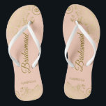 Tongs Dentelle d'or Élégant corail Pêche Bridesmaid Mari<br><div class="desc">Ces tongs de mariage élégants sont une excellente façon de remercier et de reconnaître vos demoiselles d'honneur, tout en donnant à leurs pieds un repos après une longue journée. La belle conception présente un design élégant avec des remplissages en dentelle dorée sur un arrière - plan couleur pêche orange pâle...</div>