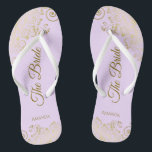 Tongs Dentelle d'or Élégant Lilac violet Mariage de femm<br><div class="desc">Ces tongs de mariage élégants sont une excellente façon de remercier et de reconnaître vos demoiselles d'honneur, tout en donnant à leurs pieds un repos après une longue journée. La belle conception présente un design élégant avec des remplissages en dentelle dorée sur un arrière - plan de couleur violet pâle,...</div>