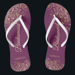 Tongs Dentelle d'or sur Cassis Mariage Bridesmaid violet<br><div class="desc">Ces tongs de mariage élégants sont une excellente façon de remercier et de reconnaître vos demoiselles d'honneur, tout en donnant à leurs pieds un repos après une longue journée. La belle conception présente un design élégant avec des fraises en dentelle dorée sur un cassis violet, magenta, ou arrière - plan...</div>