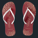 Tongs Dentelle d'or sur le rouge Élégante servante de Ma<br><div class="desc">Ces belles tongs mariages sont une excellente façon de remercier et de reconnaître votre bonne d'honneur tout en lui épargnant les pieds en même temps. Dispose d'un design élégant avec des garnitures en dentelle dorée sur un arrière - plan rouge pourpre et des lettres de script de couleur or fantaisie....</div>