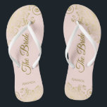 Tongs Dentelle d'or sur rose vif La mariée Mariage éléga<br><div class="desc">Dansez la nuit avec ces belles tongs mariages. Conçus pour la mariée, ils présentent un design simple mais élégant avec des scripts de couleur or en lettrage sur un arrière - plan rose pâle et élégant, des boucles et des tourbillons en dentelle dorée. Belle façon de rester chic et approprié...</div>