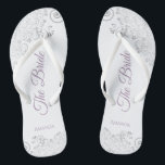 Tongs Dentelle et lavande en argent Script Le Mariage de<br><div class="desc">Dansez la nuit avec ces belles tongs mariages. Conçues pour la mariée, elles présentent un design simple mais élégant avec des lettres en violet poussiéreuses ou en lavande sur un arrière - plan blanc et des boucles et des tourbillons en dentelle gris argent fantaisie. Belle façon de rester chic et...</div>