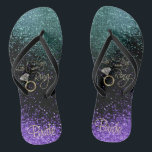 Tongs Dernière course avant la bague - violet et Turquoi<br><div class="desc">🥇 UN DESIGN D'ART ORIGINAL DE DROIT D'AUTEUR DE Donna Siegrist SEULEMENT DISPONIBLE SUR ZAZZLE! Chaussures Flip Flop prêtes à vous personnaliser. Les produits correspondants sont disponibles ou vous pouvez simplement transférer la conception à un autre produit. Si besoin est... vous pouvez supprimer tout le texte et recommencer à neuf...</div>