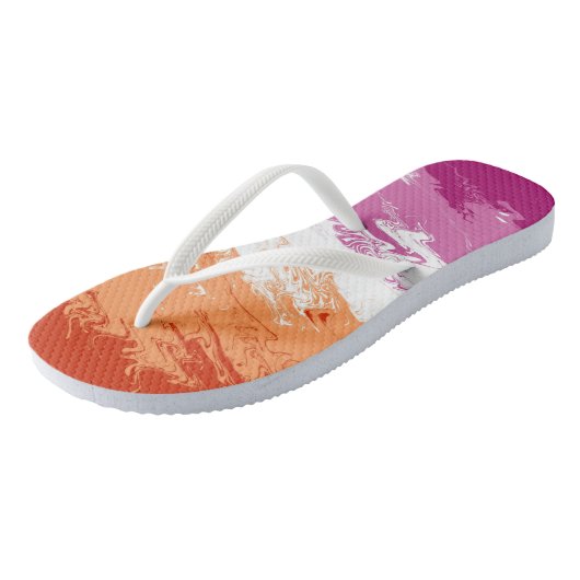 Tongs Drapeau de fierté lesbienne abstrait trippy ondulé (Incliné)