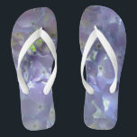 Tongs Élégant boho poussiéreux floral violet clair fleur<br><div class="desc">Entrez dans un monde de romantisme intemporel avec notre collection florale violet Dusty, où les teintes de perwinkle, lavande et violet, créant une vision d'élégance pure. Au milieu de cette palette enchanteresse, fleurissent des hydrangées mauves douces, leurs pétales délicats murmurant des contes d'amour et de grâce. Laissez ces fleurs éthérées...</div>