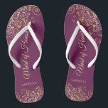 Tongs Élégant Magenta & Gold Lacy Maid of Honor Mariage<br><div class="desc">Ces belles tongs mariages sont une excellente façon de remercier et de reconnaître votre bonne d'honneur tout en lui épargnant les pieds en même temps. Dispose d'un design élégant avec des frilles dorées en dentelle sur un arrière - plan couleur violet, magenta ou baies et des lettres de script de...</div>