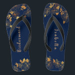 Tongs Élégante Bridesmaid Gold Floral Navy bleu<br><div class="desc">Ces élégantes tongs bleu marine à motif floral doré bridesmaid ont un arrière - plan bleu foncé qui est orné d'un motif de verdure fleurie doré complexe et personnalisable typographie moderne. La combinaison de la riche marine et de l'or chatoyant crée une esthétique élégante et luxueuse. C'est un beau cadeau...</div>