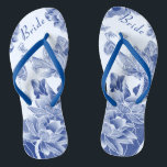 Tongs Élégante mariée Mariage bleu blanc<br><div class="desc">Le design présente un délicieux ensemble de fleurs de lotus et de papillons, rendu dans un jeu de couleurs bleu et blanc qui évoque l'élégante beauté de la chinoiserie chic, qui rappelle la motif classique bleu saule, avec une disposition de texte de style moderne. Ces belles tongs sont une jolie...</div>
