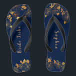 Tongs Elégante tribu Mariée Gold Foliage Marine Bleu<br><div class="desc">Ces élégantes tongs bleu marine motif de feuillage doré de la tribu des mariées ont un arrière - plan bleu foncé qui est orné d'un motif de verdure fleurie doré complexe et typographie moderne personnalisable. La combinaison de la riche marine et de l'or chatoyant crée une esthétique élégante et luxueuse....</div>