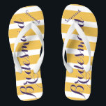 Tongs Employé personnalisé d'honneur violet moutarde jau<br><div class="desc">Mustard Yellow and Purple Stripes Motif - Changez à N'importe quelle couleur en cliquant sur personnaliser. Et dis tout ce que tu veux. Faites-en un de ces flip flops qui ont VOTRE message sur eux. Parlez de la plage !</div>