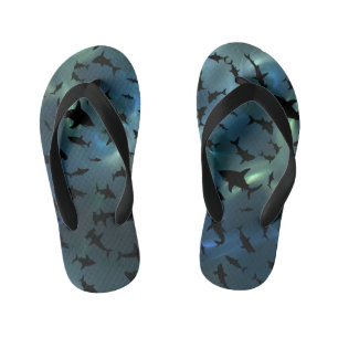 Tongs Enfants Baleine de requin-requin ombragé sur galaxie incli