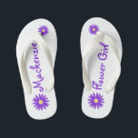 Tongs Enfants Fille de Fleur de marguerite violette<br><div class="desc">Bouche violette et design de texte pour votre fille de fleurs. Personnalisez avec un nom ou changez de texte pour répondre à vos besoins.</div>