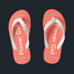 Tongs Enfants Fleur NOM Fille Corail<br><div class="desc">Flower Girl est écrit en texte blanc contre la couleur de corail brillant. Le nom et la date du Mariage sont assez bleu turquoise. Personnalisez le nom de vos petites filles de fleurs en majuscules voûtées. Cliquez sur Personnaliser pour augmenter ou diminuer la taille du nom pour entrer dans les...</div>