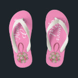 Tongs Enfants Fleur rose Gown Bouquet de mariage Roses<br><div class="desc">Les tongs présentent une illustration originale d'un joli bouquet mariage à billes rose, avec FLOWER GIRL dans une police amusante. Parfait pour la fête de mariée ! Designer est disponible pour créer et télécharger des designs personnalisés qui correspondent aux couleurs et aux thèmes de votre mariage. Cliquez sur "Demandez à...</div>