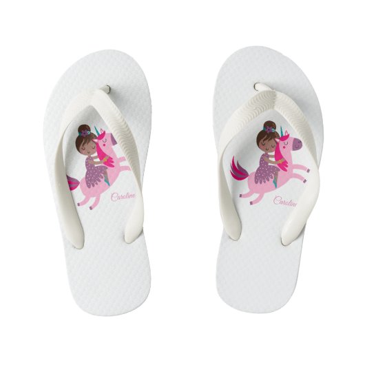 Tongs Enfants Jolie fille aux cheveux bruns chevauchant une lico (Semelle)