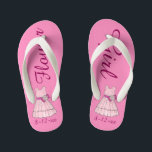 Tongs Enfants Jolie Fleur Rose Rosée Robe Mariage de la fête de<br><div class="desc">Les tongs présentent une illustration originale d'une jolie robe de fille aux fleurs roses, avec FLOWER GIRL dans une police amusante. Super petit cadeau pour votre fête de mariage ! Personnalisez simplement la date de votre événement. Coordonner les conceptions disponibles pour les autres membres du parti nuptial. Designer est disponible...</div>