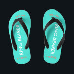 Tongs Enfants NOM du porteur d'anneau Turquoise Bleu<br><div class="desc">Le Porteur de Bague est écrit en texte blanc contre une couleur bleu turquoise et brillante avec des accents noirs. Le nom et la date du Mariage sont en corail. Personnalisez le nom de votre petit ours en majuscules voûtées. Cliquez sur Personnaliser pour augmenter ou diminuer la taille du nom...</div>