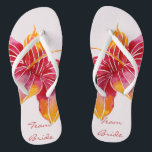 Tongs Épouse d'équipe | Flore Hawaïen Flip Flops<br><div class="desc">NewparkLane - Préparez-vous pour l'été avec ces élégantes tongs colorées, avec une fleur exotique hawaïenne d'Hibiscus en rouge, rose et orange, avec 'Team Bride' dans une élégante typographie de script. Un thème bohème amusant et coloré pour un mariage de destination. Facile à customiser à Zazzle avec votre propre texte pour...</div>