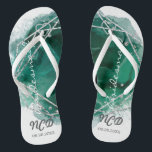 Tongs Épouse verte en argent Favoriser Monogramme Flip F<br><div class="desc">Vous aimerez cet arrière - plan couleur vert émeraude avec cadre géométrique vert et argent avec textures parties scintillant argent. Idéal pour vos salles mariages !</div>