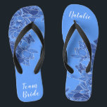 Tongs Équipe personnalisée Mariée Favoriser Blue Lotus F<br><div class="desc">Avec une illustration élaborée du motif floral bleu du Lotus, ces élégantes tongs modernes et vintages sont un cadeau mémorable pour les membres de la fête de mariage : mariée, demoiselle d'honneur, mère/tante de la mariée, femme d'honneur... Ils ajouteront une dose élégante de glamour à votre jour de mariage, de...</div>