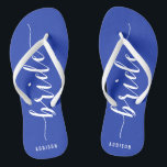 Tongs Fête de mariage royale bleue personnalisée Flip Fl<br><div class="desc">Épouse personnalisée simple couleur bleu royal flip flops avec des sangles minces et du texte personnalisable - vous pouvez ajouter le nom de la mariée</div>