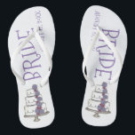 Tongs FÊTE DES MARIÉES de gâteau Floral Mariage BRIDE<br><div class="desc">Les tongs présentent une illustration originale d'un gâteau mariage à plusieurs niveaux avec gel et fleurs violettes. Personnalisez simplement la date de votre événement ! Ne vois-tu pas ce que tu cherches ? Vous avez besoin d'aide pour la personnalisation ? Contactez Rebecca pour avoir quelque chose conçu pour vous.</div>