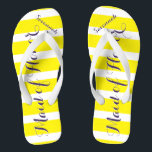 Tongs Fille personnalisée d'honneur violet jaune n'impor<br><div class="desc">Motif à bandes de prune jaune et violette - Changez de couleur en cliquant sur personnaliser. Et dis tout ce que tu veux. Faites-en un de ces flip flops qui ont VOTRE message sur eux. Parlez de la plage !</div>