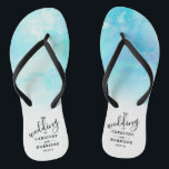 Tongs Flèches Mariages Ombre Aquarelle - Bleu<br><div class="desc">Célébrez dans le style avec ces tongs mariages branchés. Ce design est facile à personnaliser avec votre libellé d'événement spécial et vos invités seront ravis quand ils reçoivent ces fabuleuses faveurs de fête.</div>