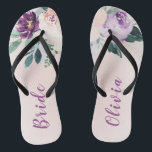 Tongs Fleur botanique violet mariée personnalisée<br><div class="desc">Aquarelle botanique fleurie et verdure en bleu,  pêche et violet,  élégant et romantique,  grands cadeaux personnalisés pour la mariée</div>