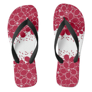 Tongs Fleurs rouges marguerites sur arrière - plan blanc