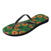 Tongs Fleurs Zinnia orange, feuilles verts sur vert fonc (Incliné)