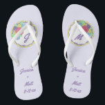 Tongs Flip Flops de la fête de la mariée de gâteau Maria<br><div class="desc">Les tongs présentent une illustration originale d'un gâteau mariage surmonté de roses glacés de couleur pastel. Il vous suffit de personnaliser avec votre nom et les informations de date pour un cadeau unique de mariage ou de femme de ménage!</div>