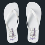 Tongs Flip Flops de la fête de la mariée Mariage personn<br><div class="desc">Les tongs présentent une illustration originale d'un gâteau mariage à plusieurs niveaux avec gel et fleurs violettes. Personnalisez simplement vos initiales !</div>