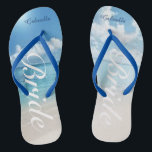 Tongs Flip Flops de la scène de mariage de la plage de D<br><div class="desc">Idéal pour un mariage ou une lune de miel. Il y a une scène de plage calme avec l'océan et le ciel bleu. Au centre se trouve le mot "mariée" dans un script blanc. Personnalisez avec votre nom. Découvrez les nombreux autres dessins de mariées que nous avons dans notre magasin....</div>