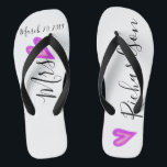 Tongs Flip Flops de mariée mariage Nom de la date person<br><div class="desc">Cette conception a été créée par art numérique. Elle peut être personnalisée en cliquant sur le bouton personnaliser et en modifiant la couleur, en ajoutant un nom, des initiales ou vos mots préférés. Contactez-moi à l'adresse colorflowcreations@gmail.com si vous souhaitez que ce design soit disponible sur un autre produit. Achetez ma...</div>