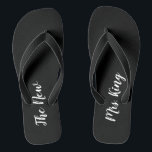 Tongs Flip Flops Mariage noir et blanc de nom personnali<br><div class="desc">Ces tongs noirs et blancs sont parfaits pour une réception de mariage ou une lune de miel à la plage. Le tongs est noir avec un script blanc qui dit "la nouvelle Mme",  Les tongs peuvent être personnalisés avec le nom de la mariée.</div>