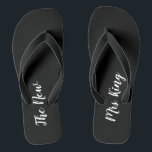 Tongs Flip Flops Mariage noir et blanc de nom personnali<br><div class="desc">Ces tongs noirs et blancs sont parfaits pour une réception de mariage ou une lune de miel à la plage. Le tongs est noir avec un script blanc qui dit "la nouvelle Mme",  Les tongs peuvent être personnalisés avec le nom de la mariée.</div>
