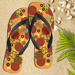 Tongs Funny Deluxe Pizza<br><div class="desc">Des tongs amusants et personnalisés qui ressemblent à une délicieuse pizza deluxe au pepperoni,  à la saucisse,  aux champignons,  à l'ananas,  aux poivrons verts et aux olives noires.</div>
