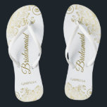 Tongs Gold Lace Frills Élégant Mariage de femme de chamb<br><div class="desc">Ces tongs de mariage élégants sont une excellente façon de remercier et de reconnaître vos demoiselles d'honneur, tout en donnant à leurs pieds un repos après une longue journée. La belle conception présente un design élégant avec des garnitures en dentelle dorée sur un arrière - plan blanc et des lettres...</div>