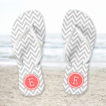 Tongs Gray et Coral Chevron Monogramme<br><div class="desc">Des sandales à tongs imprimées sur mesure avec un motif chevron moderne et élégant et votre monogramme ou autre texte personnalisé dans un cadre circulaire. Cliquez sur Customiser pour modifier les polices de texte et les couleurs ou ajouter vos propres images pour créer un design unique et unique !</div>