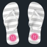 Tongs Gris et rose pointes de preppy Monogramme<br><div class="desc">Sandales à tongs imprimées sur mesure avec un motif à rayures nautiques préppy et votre monogramme ou autre texte personnalisé dans un cadre circulaire. Cliquez sur Customiser pour modifier les polices de texte et les couleurs ou ajouter vos propres images pour créer un design unique et unique !</div>