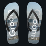 Tongs Groom Ocean Waves Beach Sand<br><div class="desc">Joli Ciel Bleu avec des nuages Blancs clairs, Mer Bleue, Vagues d'Océan et Sable de Plage. Unisex Flip Flops avec Groom et Date de Mariage écrit dans un texte en couleur blanche. PERSONNALISER avec votre DATE Mariage (ou supprimer du texte). La date du mariage est écrite dans le sable. Montré...</div>