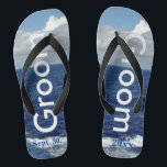 Tongs Groom Ocean Waves Blue Sky<br><div class="desc">Tournes Groom uniques conçues sur mesure. Joli Ciel Bleu avec des nuages Blancs Fluffy, Mer Bleue et Mousse Blanche Vagues Océan. Unisex Flip Flops avec Groom écrit dans un texte argenté clair, et Date du mariage dans un texte bleu. PERSONNALISER avec votre DATE Mariage (ou supprimer du texte). Montré avec...</div>